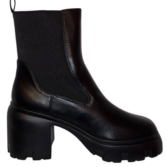 PrettyLittleThing Shoes - PRETTY LITTLE THINGS Chunky Sole MotoCulture Booties Black in Size 8